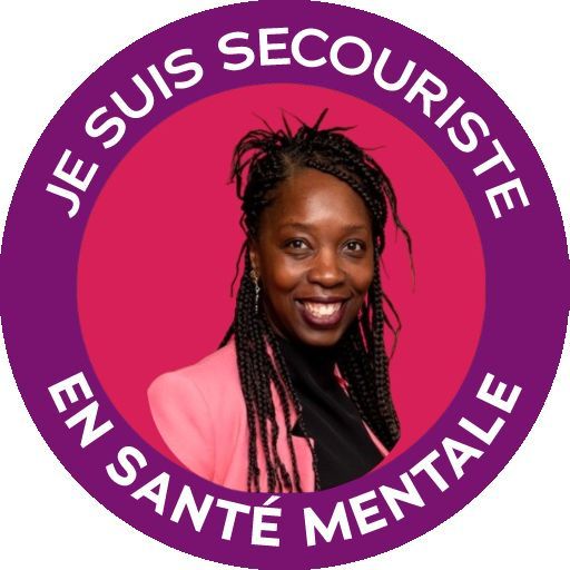 Badge circulaire violet et rose avec le portrait de Rosine Bassène et le texte : Je suis secouriste en santé mentale.