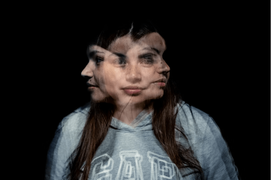 Visage de femme en double exposition symbolisant l'insécurité cognitive et le syndrome de l'imposteur.