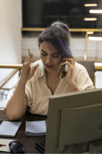 Femme entrepreneure stressée au téléphone face à la pression de la réussite des autres.